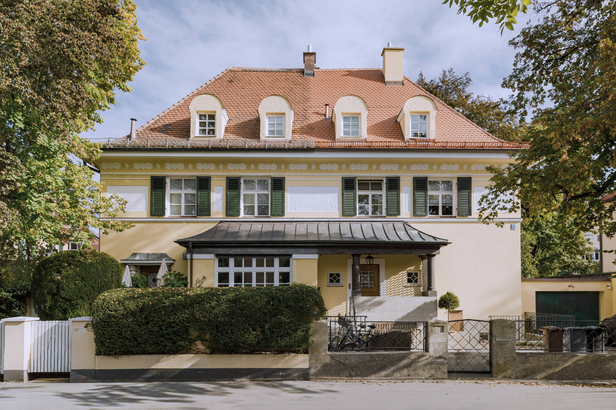Haus von der Strasse aus gesehen